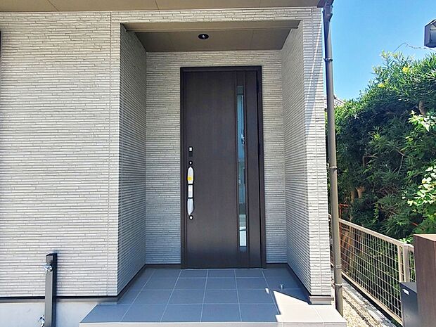 お洒落な玄関ポーチはダウンライトで暗くなったご家族のお帰りを明るくお迎えしてくれます。 