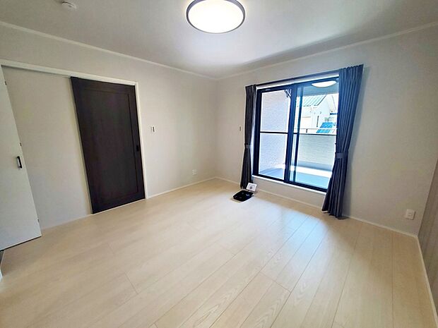 【洋室8帖】 主寝室には衣類収納やタンスを置く事もできるＷＩＣ付き！室内を広々と使えますね。 