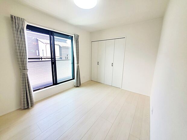 【洋室6帖】 お子様にとっての初めての「自分の部屋」。学習机やベッドの配置もラクラクです。 