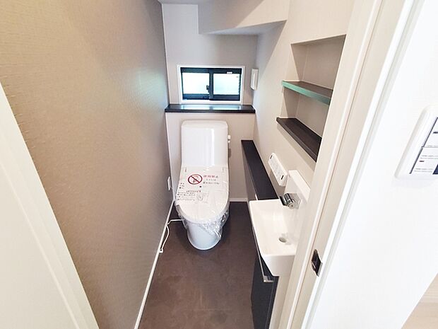 【トイレ】 1、2階共にシャワー機能付！小窓が付いている為換気もスッキリして頂けます。 