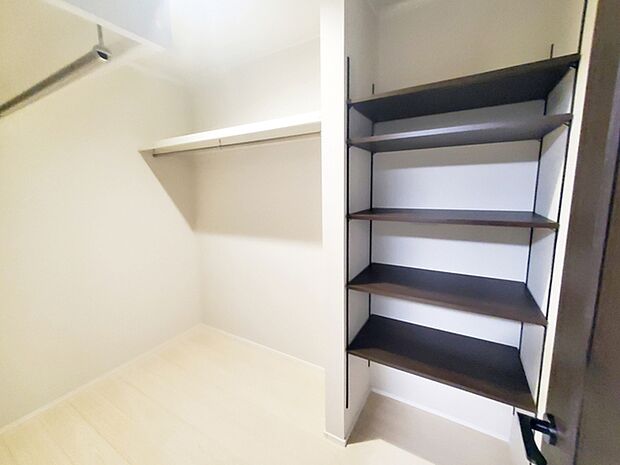 【1階ウォークインクローゼット】 ご家族のクロークとしても利用できる1階のウォークインクローゼットです。 