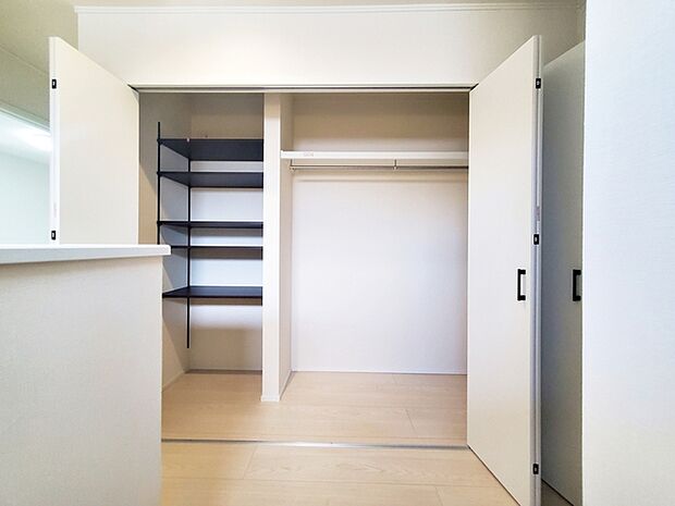 【2階ホール収納】 たくさん物が置けるので、趣味の物や非常用の備蓄庫としても利用できます。 