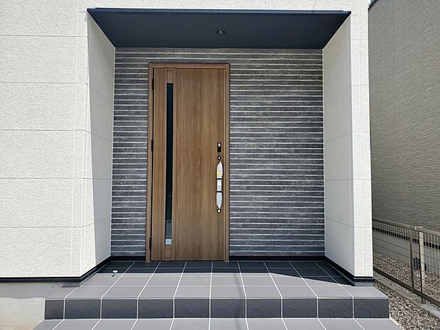 【玄関】 雨の日の出入りも濡れにくい玄関ポーチ 