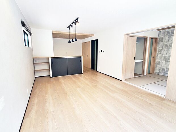 【リビング18帖】 家族団らんの時間が増えそうな明るいリビング。和室へもスムーズでたくさんのゲストも迎えれます。 