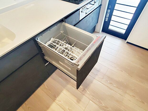 【食器洗浄乾燥機】 ゆっくりお料理やおしゃべりを楽しんでいる間も、食洗機が働いてくれます。 