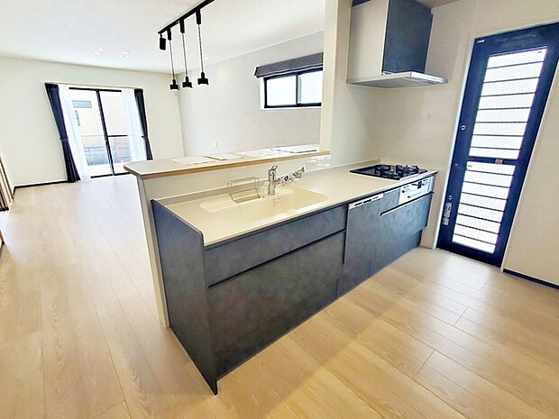 【キッチン】 人気の対面キッチンは料理をしながらご家族やお客様との会話が楽しめます!