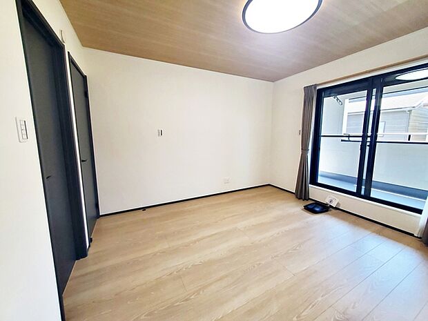 【洋室8帖】 主寝室には衣類収納やタンスを置く事もできるＷＩＣ付き！室内を広々と使えますね。 