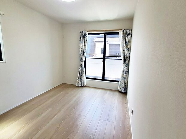 【洋室6.5帖】 2面採光で、晴れの日の日中はいつも明るい室内に。窓を開放すれば気持ちの良い風が入ります。 