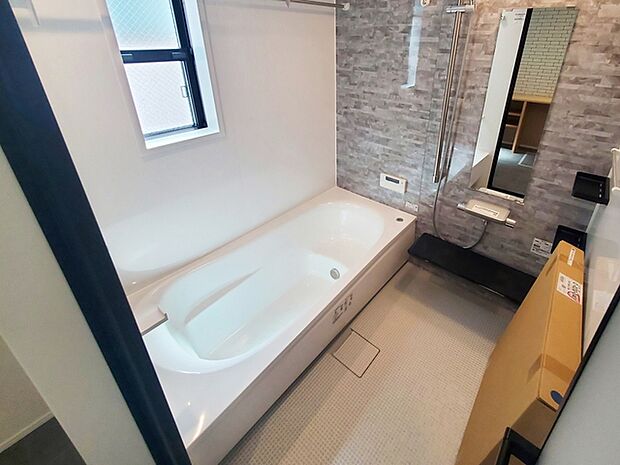 【浴室】 ゆったり入れる浴槽、一坪サイズのゆとりの空間。一日の疲れを癒してくれるくつろぎのバスタイムを…