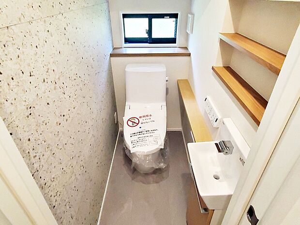 【トイレ】 各フロア1カ所ずつシャワー機能付トイレを設置しており、忙しい朝の混雑も解消!