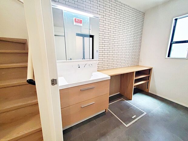 【洗面台】 洗面台の三面鏡の裏には収納があるので、見られたくないものの収納に便利 