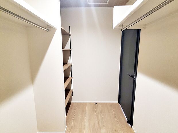 【ウォークインクローゼット】 WICは洋服、帽子、バッグなど全て収納可能!お部屋がスッキリ整理整頓できます!