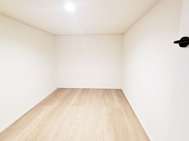 【小屋根収納】 ひな人形や五月人形、クリスマスツリーなど時期限定の物を保存しておくのに便利な場所です 