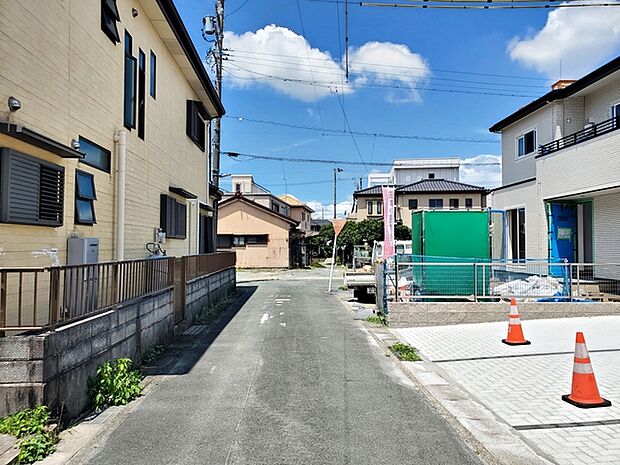 前面道路:南側約4m幅 静かな住宅街で、車の出入りもスムーズです。