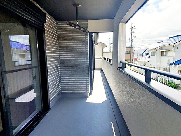 【バルコニー】 3部屋からアクセス可能なインナーバルコニー。急な雨の日の洗濯物も安心です！天気の良い日は、ご家族の洗濯物・お布団をまとめて干せます 