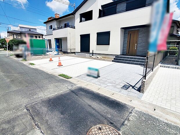 駐車スペースは4台分を確保！並列駐車が可能で車の出し入れもしやすく、運転の苦手な方にも安心です 