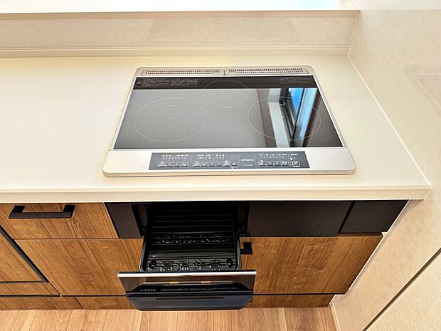 火を使わず安全性の高いＩＨクッキングヒーター。お手入れも楽々。お子様や高齢者の居るご家庭に嬉しい設備