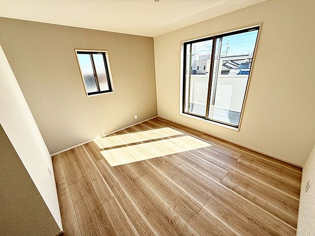 【洋室7帖】 南向きならではの恵まれた採光・通風。明るいお部屋は開放感がありますね。 