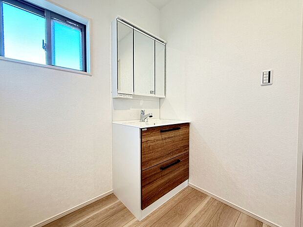 【洗面台】 収納力と機能性に優れた洗面台で、朝の忙しい時間でも身支度準備がスムーズにできます。