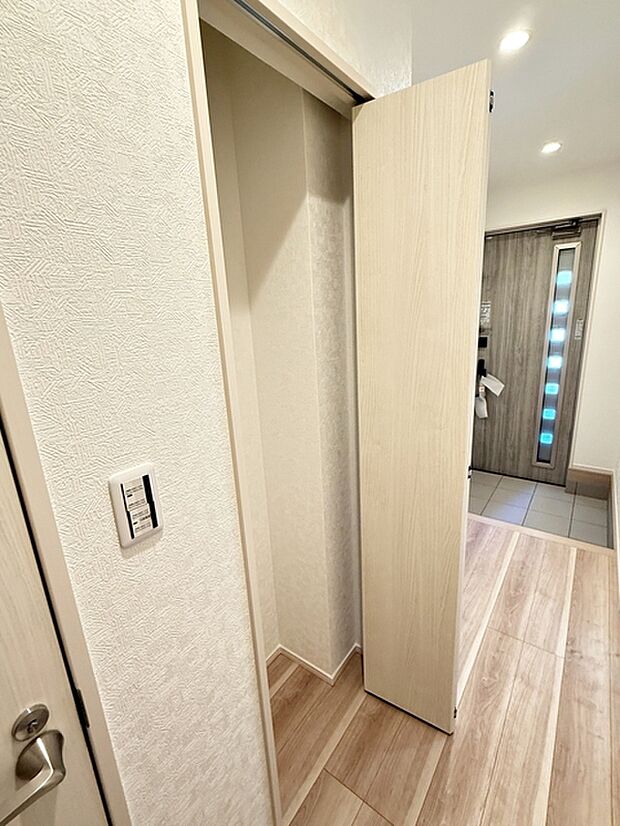 1階ホールにある収納スペースには掃除用品や外出に必要なものを収納するのに便利です。 