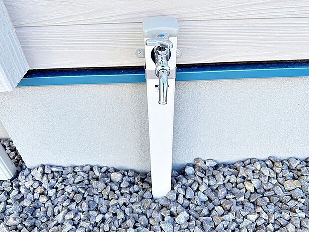 玄関横には立水栓が設置されています！お庭の水撒き、洗車、お掃除、お子様の水遊びなど便利です！ 