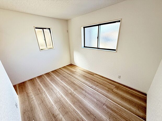 【洋室6帖】 2面採光で、晴れの日の日中はいつも明るい室内に。窓を開放すれば気持ちの良い風が入ります。 