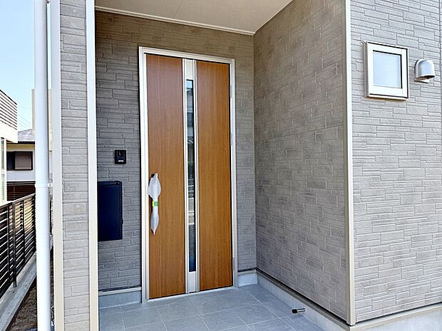 【玄関】 雨の日の出入りも濡れにくい玄関ポーチ