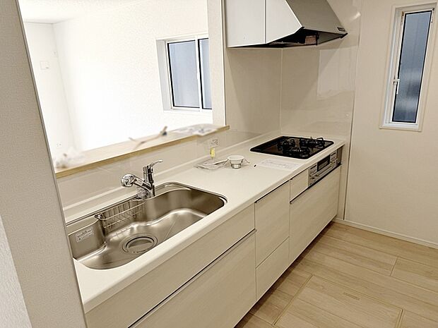 【キッチン】 小さなお子様にも目が届く、使い勝手の良い対面キッチンで楽しくお料理ができます!