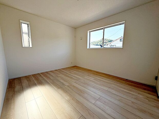 【洋室7帖】 キングサイズのベッドも置ける7帖のゆとりある主寝室。光も取り入れやすく明るい空間になっています。