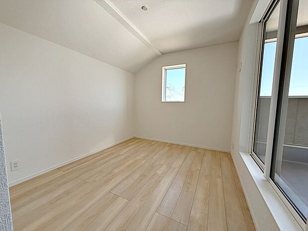 【洋室5.7帖】 お子様にとっての初めての「自分の部屋」。学習机やベッドの配置もラクラクです。 