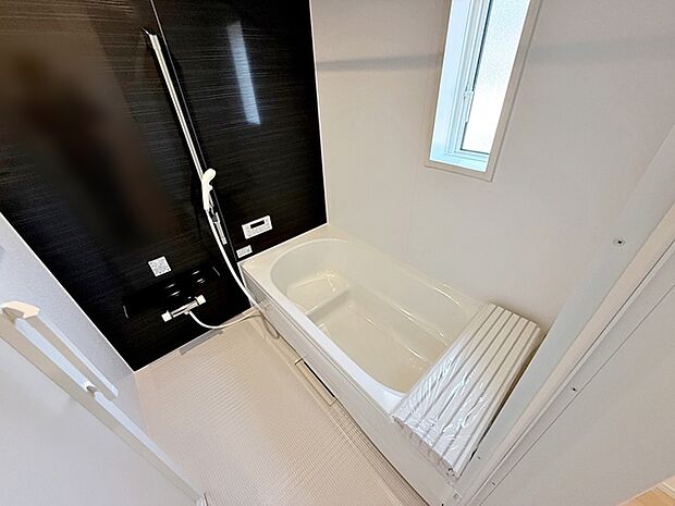 【浴室】 防水性や保温性に優れたシステムバスルーム!洗い場と脱衣所の段差が少なくバリアフリー