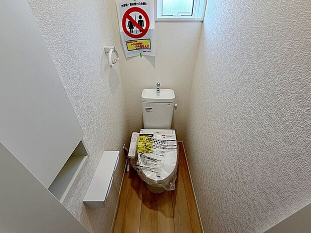 【トイレ】 1、2階共にシャワー機能付!小窓が付いている為換気もスッキリして頂けます。