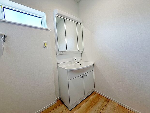 【洗面台】 洗面台の三面鏡の裏には収納があるので、見られたくないものの収納に便利