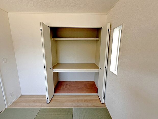 【押入】 和室には押入があり、座布団やお布団などの奥行のある物の収納などに大活躍！ 