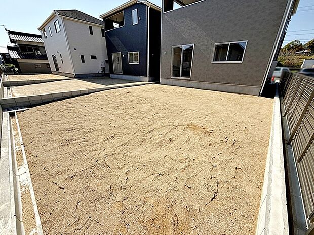 ハーブやお花を植えてガーデニングを楽しんだり、プール遊びや家族でBBQなど楽しみ広がる南庭。 