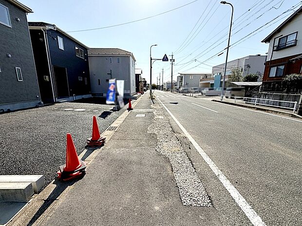 前面道路:西側約12m幅。前面道路は公道で、車のすれ違いもらくらく広々12mの幅があります