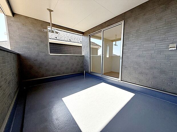 【バルコニー】 2部屋からアクセス可能なインナーバルコニー。急な雨の日の洗濯物も安心です!天気の良い日は、ご家族の洗濯物・お布団をまとめて干せます