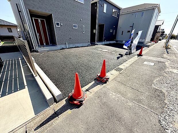 並列2台駐車可能なゆとりあるカースペース。目の前が駐車場だと雨の日も大量にお買い物をした時も便利 