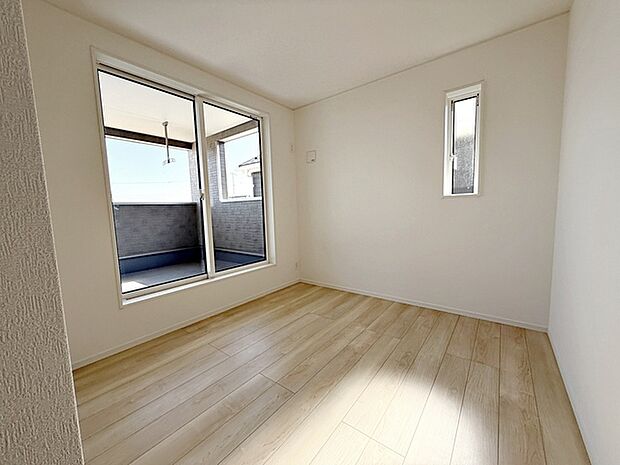 【洋室5帖】 バルコニーに続く大きな窓があり、洗濯物やお布団などをそのまま部屋に取り込むことができます。