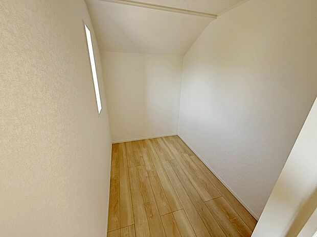 【納戸】 たくさん物が置けるので、趣味の物や非常用の備蓄庫としても利用できます。