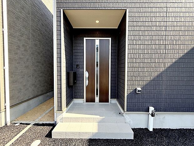 【玄関】 玄関が深い位置にあるので雨に濡れることなく身支度ができます