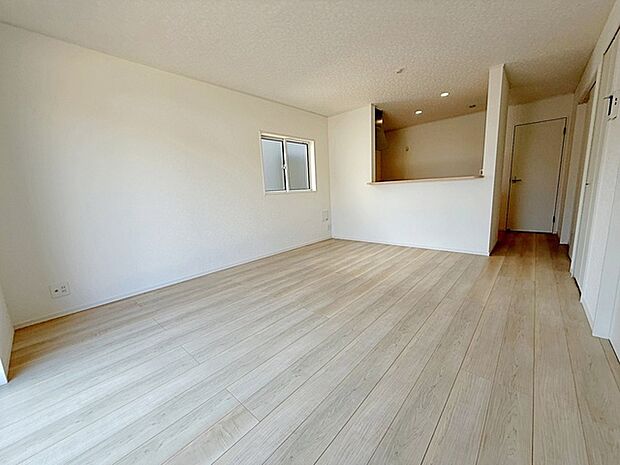 【リビング15帖】 縦長リビングは壁面が広いため、収納や家具などを自由に配置しやすいです