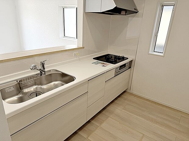 【キッチン】 人気の対面キッチンは料理をしながらご家族やお客様との会話が楽しめます!