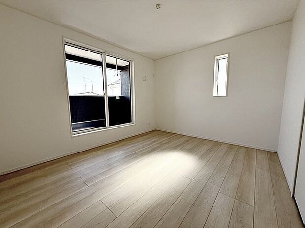 【洋室7帖】 大きなベッドを置いてもゆったり過ごせるプライベート空間です。バルコニーにも出られます。