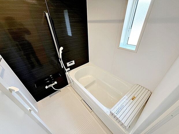 【浴室】 ゆったり入れる浴槽、一坪サイズのゆとりの空間。一日の疲れを癒してくれるくつろぎのバスタイムを…