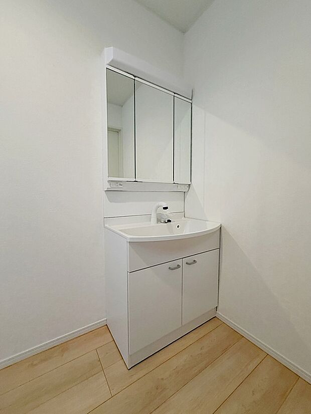 【洗面台】 洗髪・洗面・化粧などができる機能と収納スペースを一体化した洗面台です。