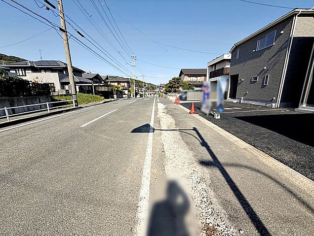 前面道路:西側約12m幅。前面道路は公道で、車のすれ違いもらくらく広々12mの幅があります