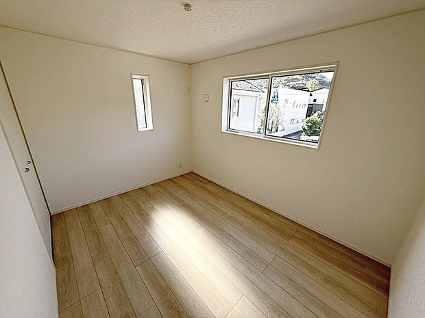 【洋室6帖】 腰窓で机や家具の配置がしやすい洋室6帖。子供部屋や書斎にもオススメです!