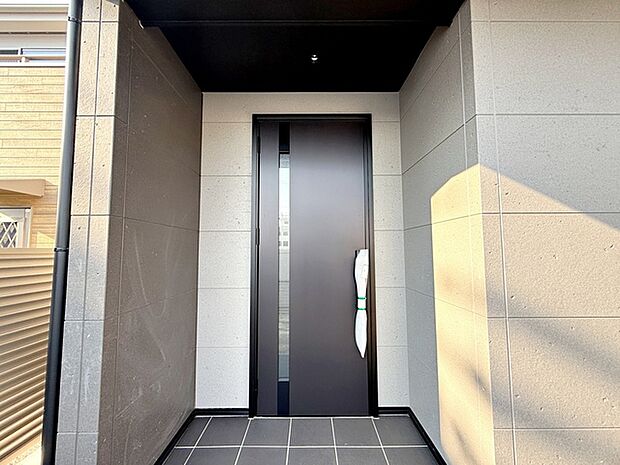 【玄関】 玄関が深い位置にあるので雨に濡れることなく身支度ができます 
