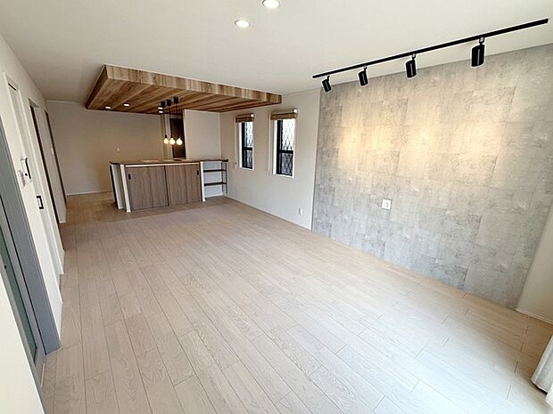 【リビング20帖】 LDKはゆとりの20帖、家族がのびのびと過ごせる場所です！大きな窓のあるリビングは、陽光あふれる明るい空間です。居心地良く、憩いの空間となりそうですね。 